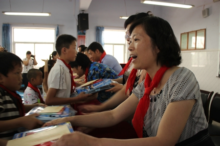 二七区工商联组织会员企业开展“六一”儿童节慰问活动(图1)