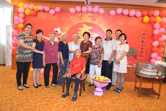 管城区北下街办事处：为辖区百岁老人过生日(图1)