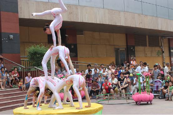 管城区北下街办事处：杂技艺术进社区居民乐开怀(图2)