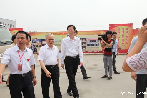 全国政协副主席、全国工商联主席王钦敏视察郑州市钢贸商会(图2)
