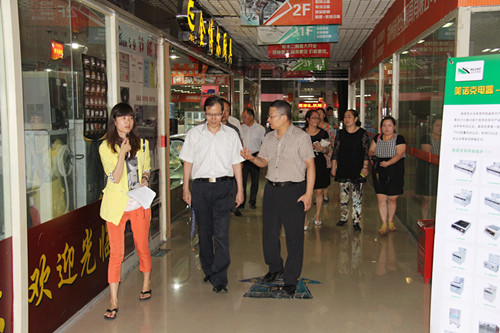 管城区政协副主席、工商联主席韩红伟到裕丰国际酒店用品城视察调研(图2)