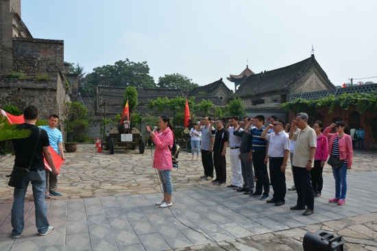 党派工商联支部组织党员参观爱国主义教育基地(图2)