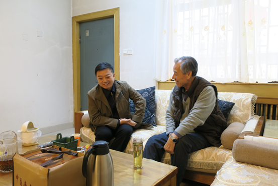 伟德体育直播开奖入口文史馆的同志看望老领导(图1)