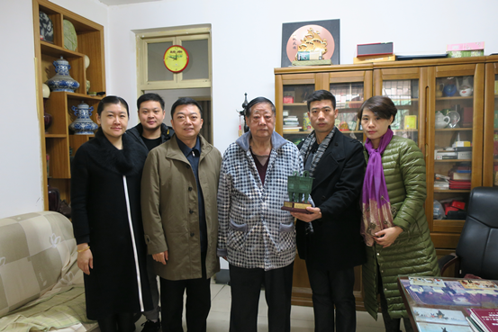 伟德体育直播开奖入口文史馆的同志看望老领导(图2)