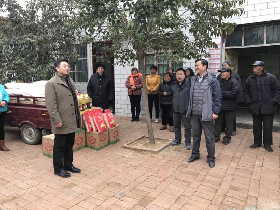 市工商联到定点帮扶贫困村慰问(图1) 市工商联到定点帮扶贫困村慰问(图1)