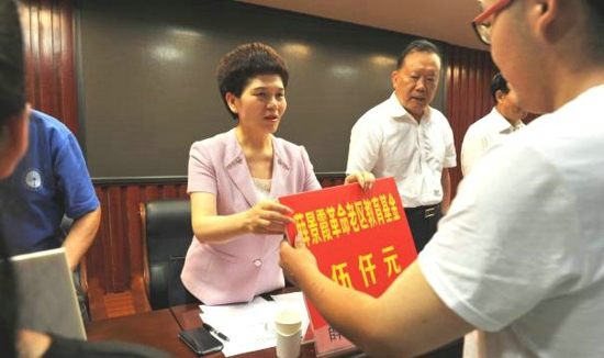 伟德体育直播开奖入口主席企业康利达集团捐助300万元支持革命老区建设(图2)