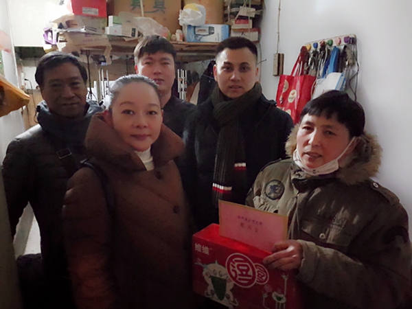 郑州市徐州商会党支部走访慰问体育社区困难家庭(图3)