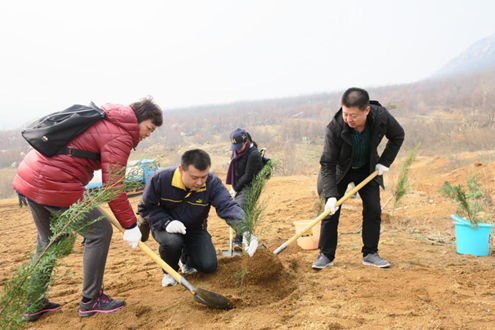 伟德体育直播开奖入口开展义务植树活动(图2) 伟德体育直播开奖入口开展义务植树活动(图2)