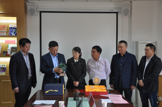 伟德体育直播开奖入口与遵义市工商联座谈(图2) 伟德体育直播开奖入口与遵义市工商联座谈(图2)