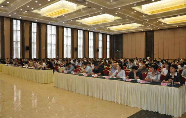 伟德体育直播开奖入口举办2018年第一期“郑商大课堂”(图2) 伟德体育直播开奖入口举办2018年第一期“郑商大课堂”(图2)