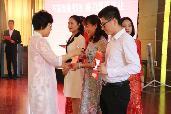 新郑市工商联“不忘创业初心、接力改革伟业”主题演讲比赛圆满成功(图3) 新郑市工商联“不忘创业初心、接力改革伟业”主题演讲比赛圆满成功(图3)