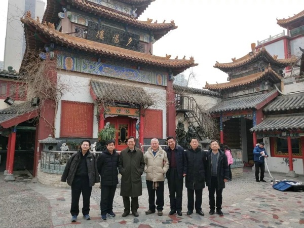 郑州市古玩业商会会长单位郑州古玩城迎接郑州十九中校友辅导员工作组领导参观(图1)