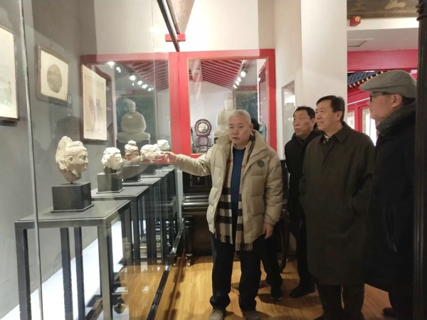 郑州市古玩业商会会长单位郑州古玩城迎接郑州十九中校友辅导员工作组领导参观(图3)