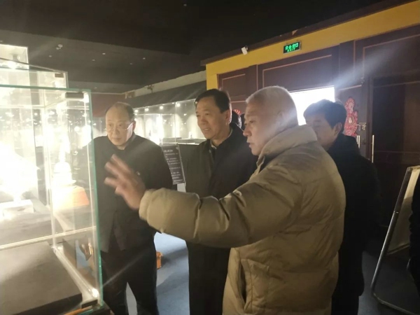 郑州市古玩业商会会长单位郑州古玩城迎接郑州十九中校友辅导员工作组领导参观(图4)