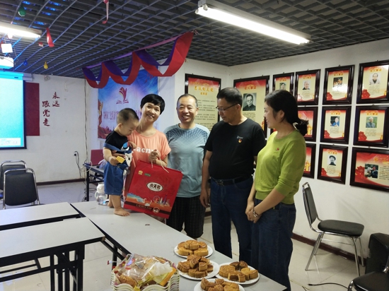 郑州市嘉兴商会党支部开展“中秋送慰问、情暖党员心”活动(图1)