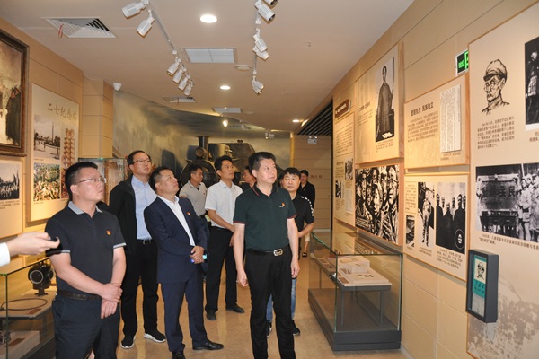 市工商联组织机关党员干部参观郑州市政协文史馆(图2) 市工商联组织机关党员干部参观郑州市政协文史馆(图2)