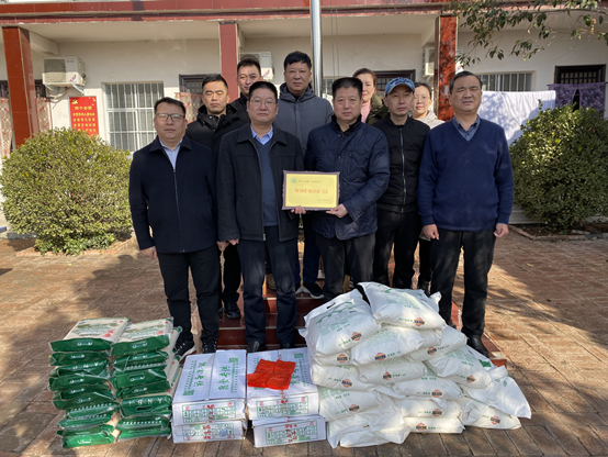 伟德体育直播开奖入口深入登封市颍阳镇宋窑村开展节前走访慰问活动(图1)