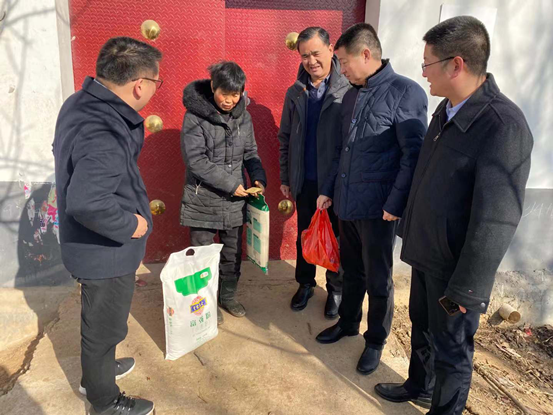 伟德体育直播开奖入口深入登封市颍阳镇宋窑村开展节前走访慰问活动(图2)