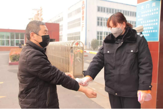 明泰铝业时刻坚守岗位 保障药箔供应(图4) 明泰铝业时刻坚守岗位 保障药箔供应(图4)