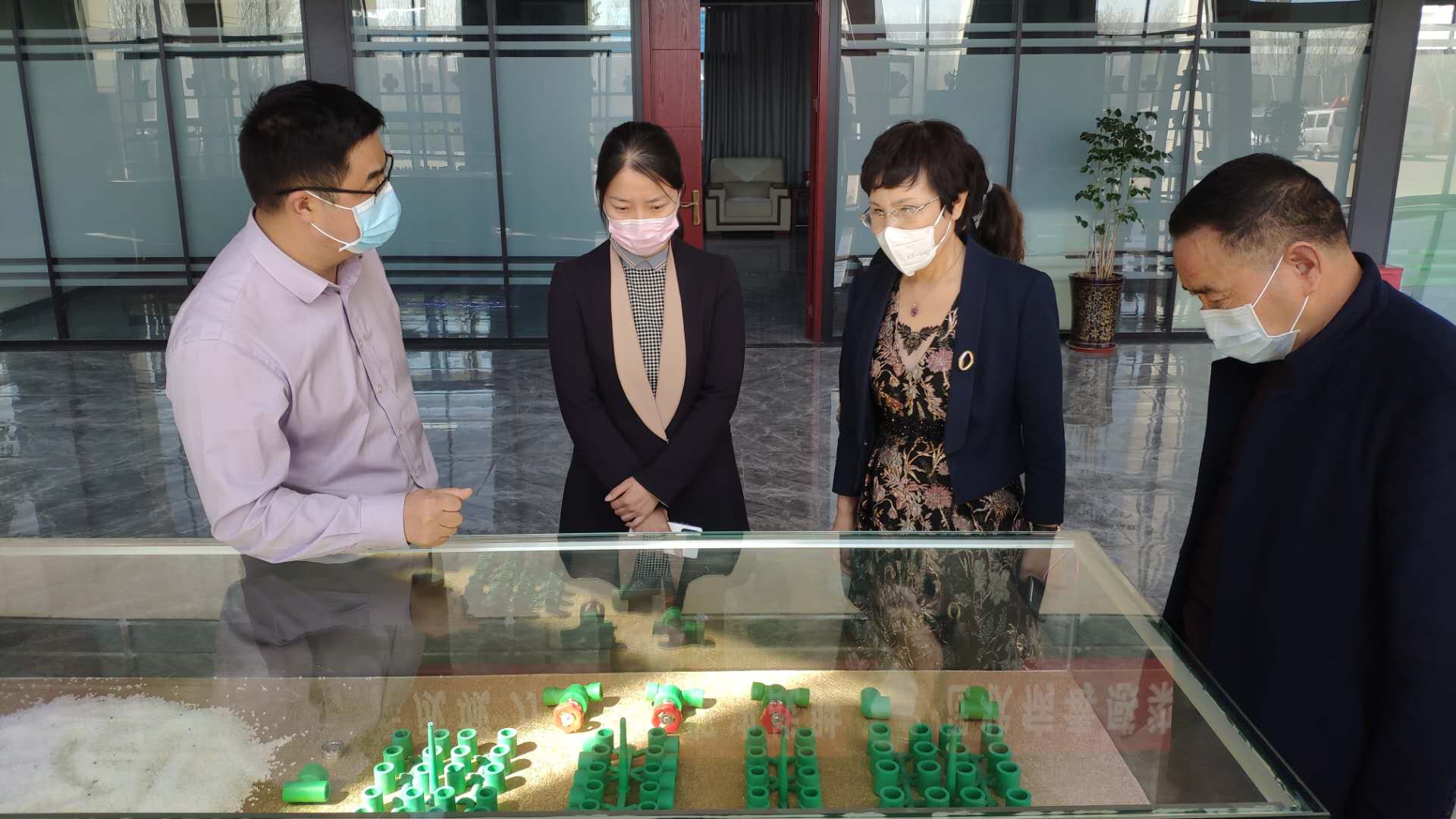 新郑市工商联主席刘彩云调研民营企业复工复产情况(图1)