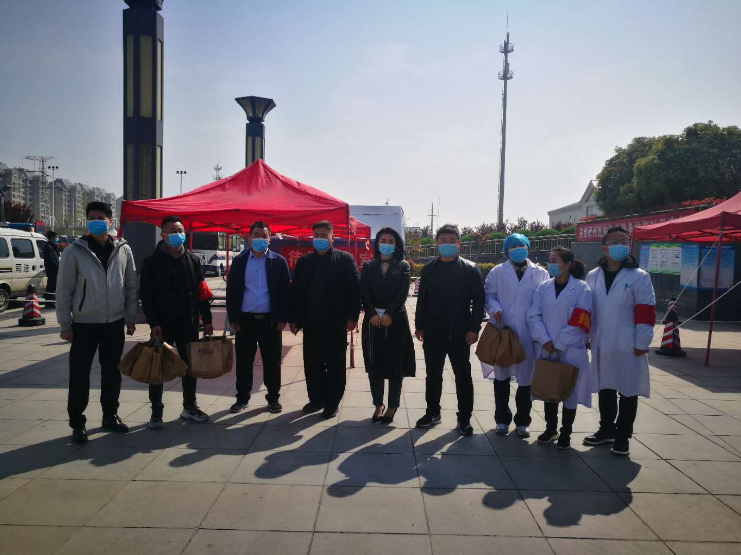 荥阳市青年企业家慰问疫情防控一线工作人员(图1)