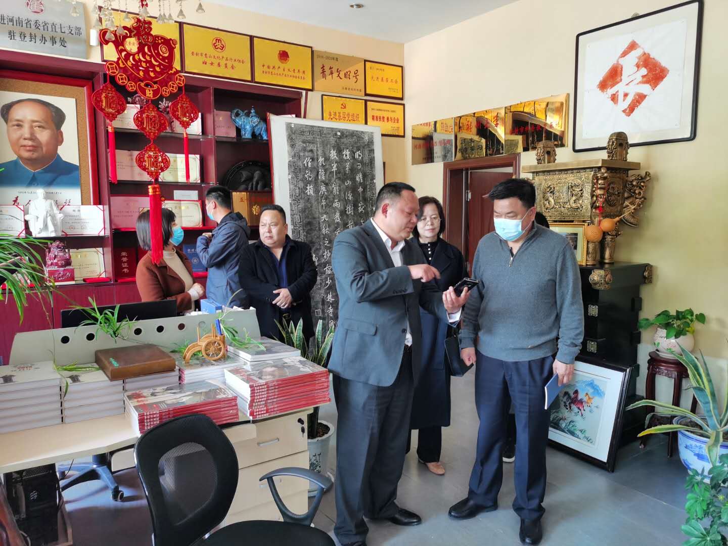 登封市工商联到嵩山文化产品行业协会调研(图1)