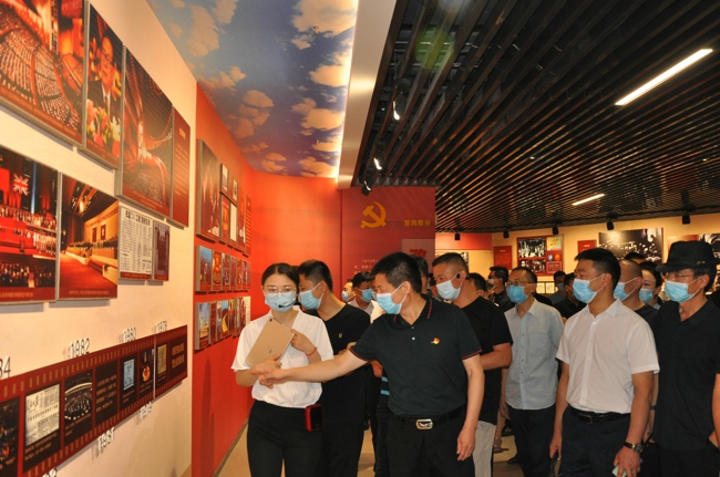 伟德体育直播开奖入口召开学习传达全国两会精神专题会议(图4)