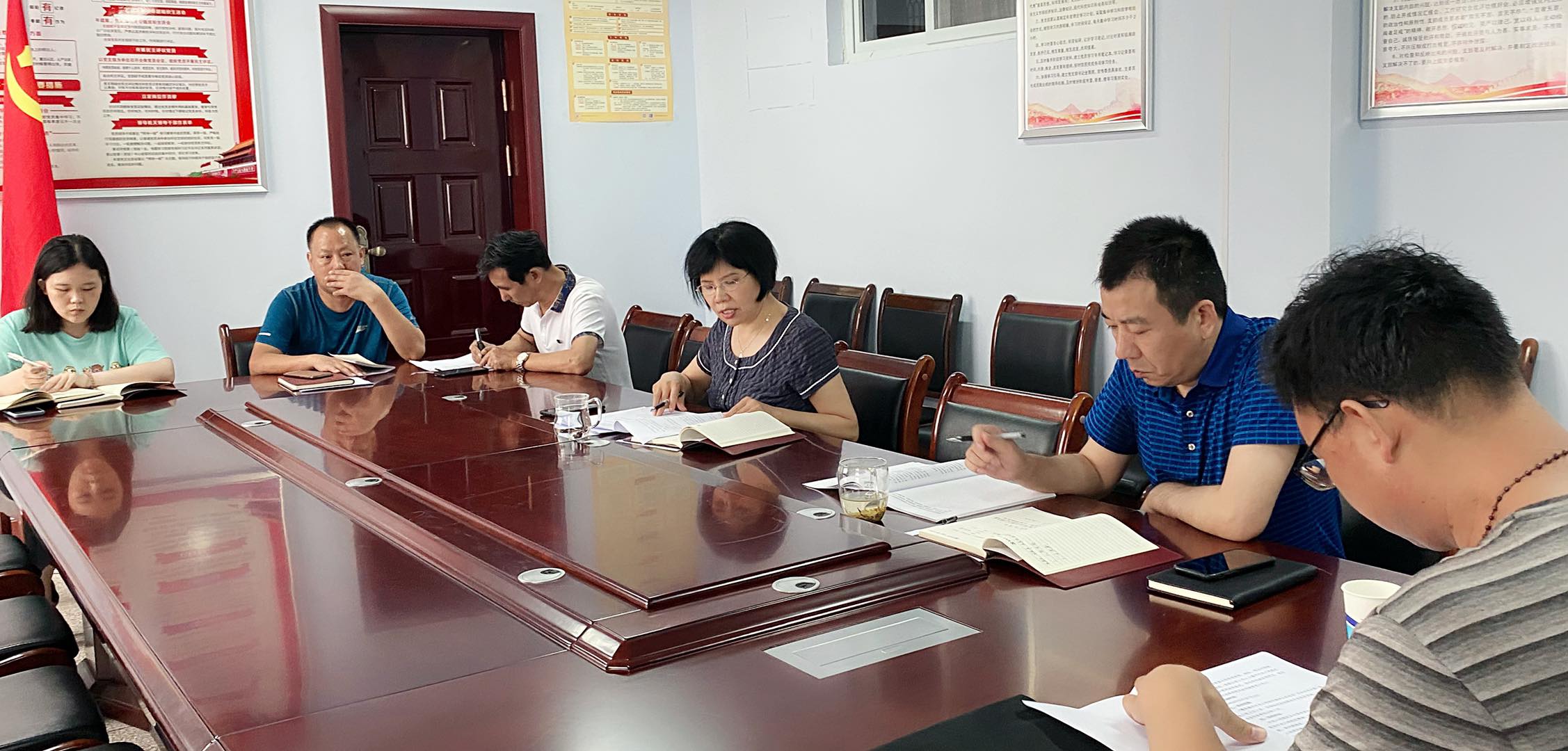 荥阳工商联召开贯彻落实中央“八项规定”民主生活会(图1)