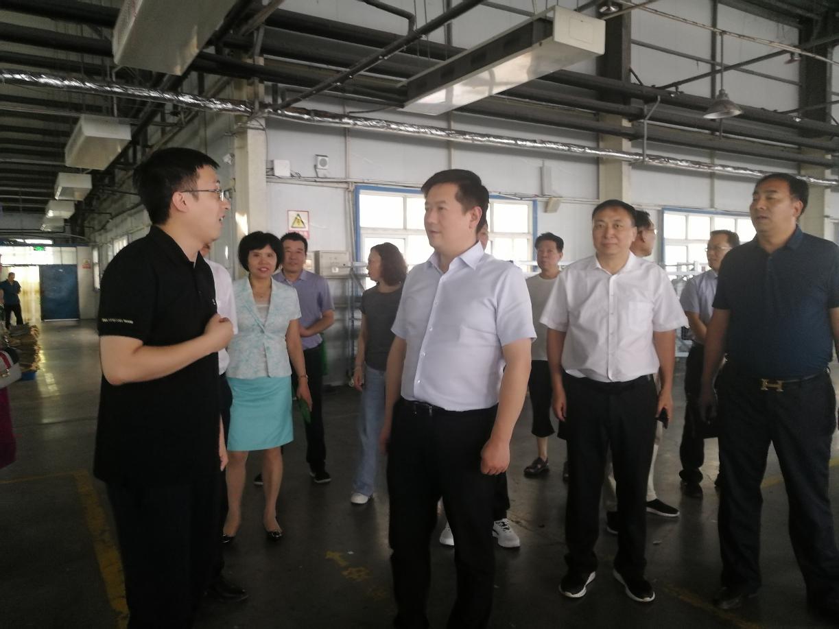 荥阳工商联调研非公经济企业开展企业家座谈会(图1)