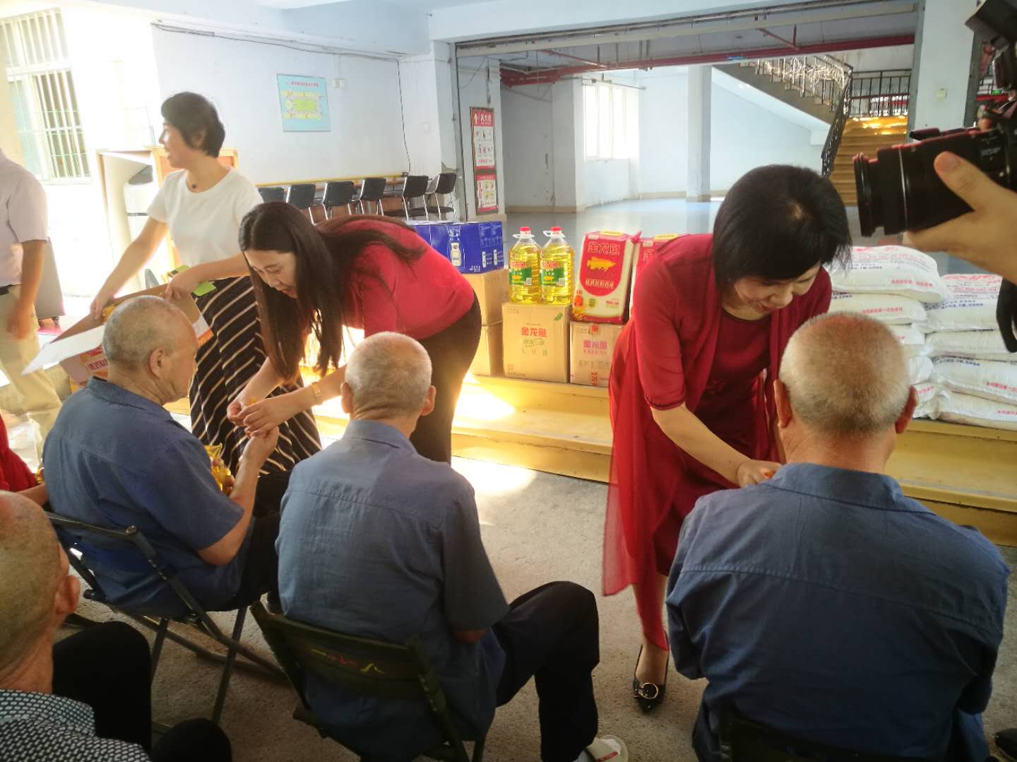 省工商联组织民营企业家向荥阳市社会福利中心捐赠活动(图2)