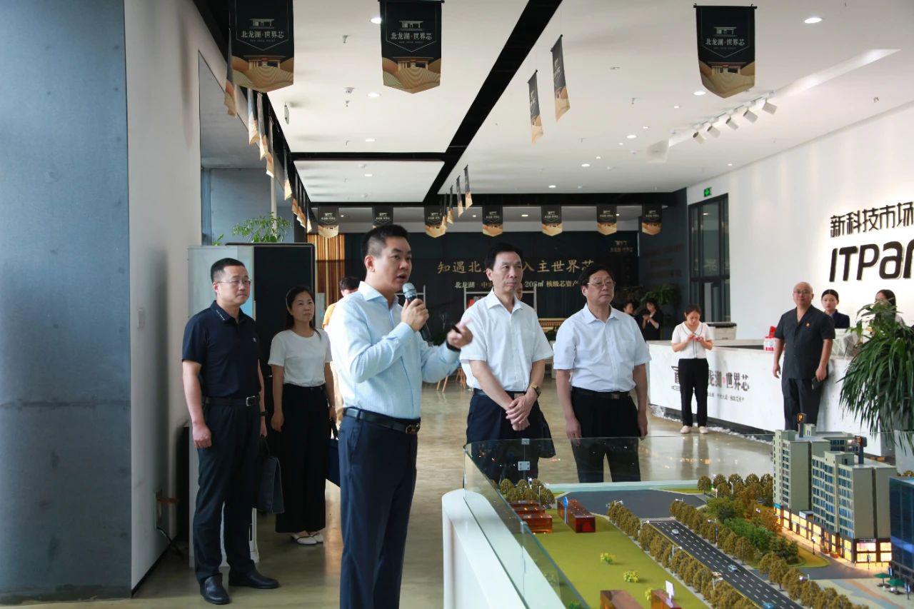 郑州市中级人民法院院长李志增一行到新科技市场调研指导营商环境工作(图1)