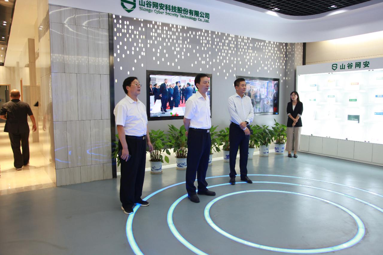 郑州市中级人民法院院长李志增一行到新科技市场调研指导营商环境工作(图2)