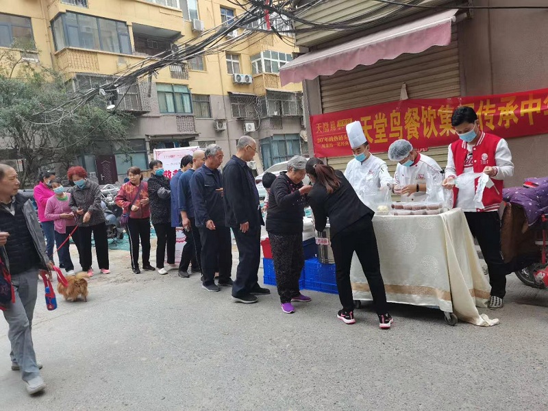 管城区工商联会员企业天堂鸟餐饮公司举行“爱老·敬老”送早餐活动(图1)