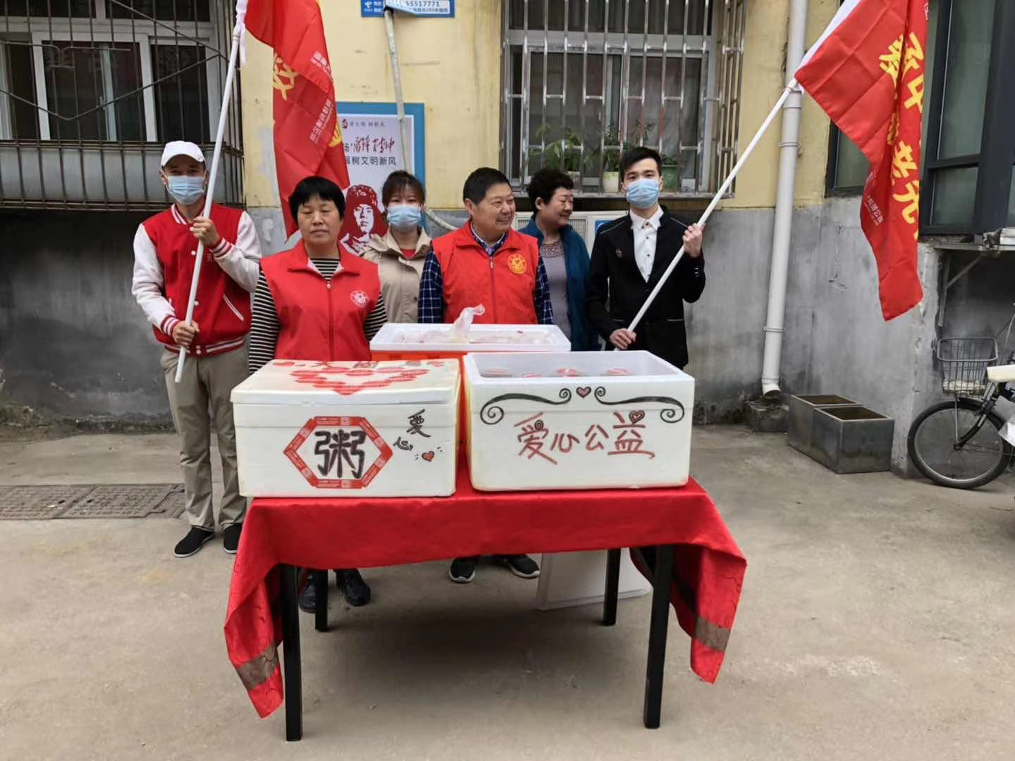 管城区工商联会员企业天堂鸟餐饮公司举行“爱老·敬老”送早餐活动(图2)