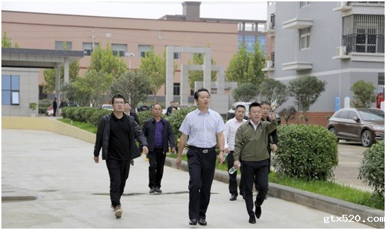 中共平江县委副书记、县长黄伟雄一行考察调研郑州市平江商会会员企业(图4)