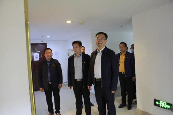 市委常委、市纪委书记、市监委代主任杜新军走访平江商会(图1)