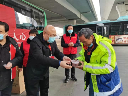 郑州市电梯商会腊八节联合爱心企业免费赠送腊八粥(图3)