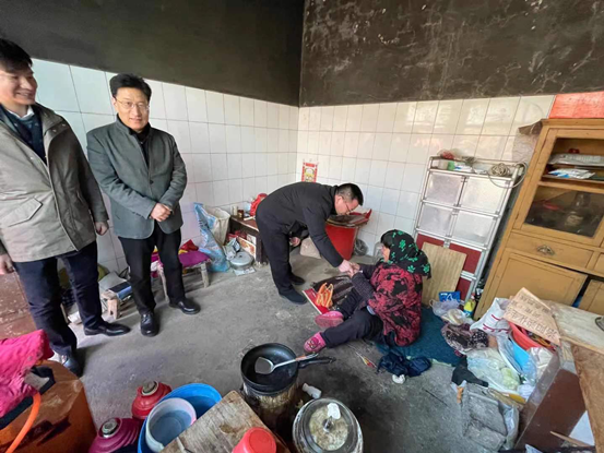 伟德体育直播开奖入口深入登封市颍阳镇宋窑村开展春节送温暖慰问活动(图3)