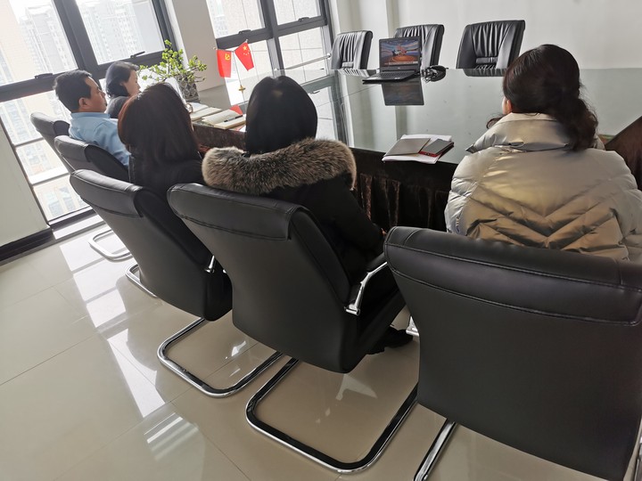 登封市工商联组织全体党员干部收看全国脱贫攻坚总结表彰大会(图1)